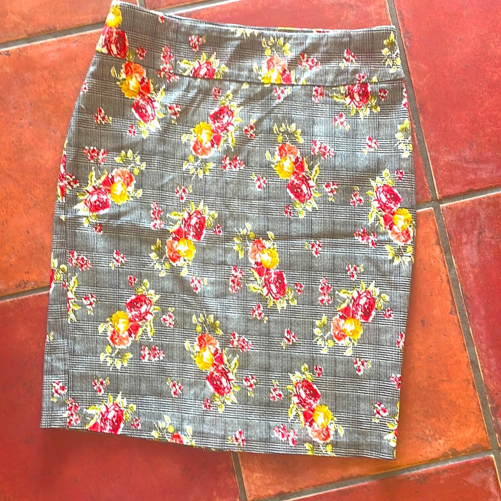 Soho Apparel Ltd houndstooth/floral pencil skirt sz Med